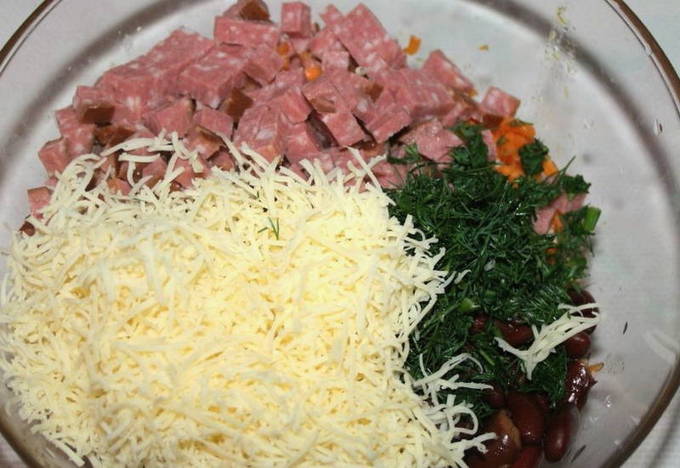 Салат с колбасой и сухариками