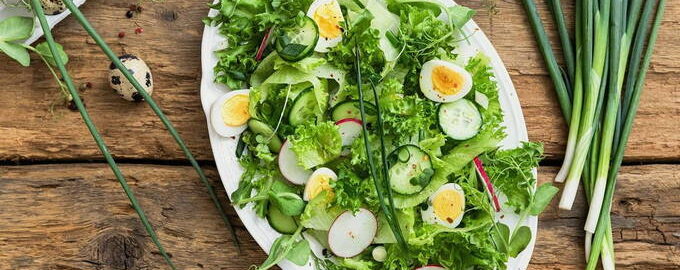 Салат из редиски с яйцом, огурцом и зеленым луком