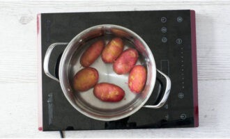 Чтобы приготовить классическую окрошку с колбасой, отвариваем картофель до готовности около 15-20 минут. Если используете молодую картошку, можно не снимать кожуру. Достаточно хорошо промыть овощ.