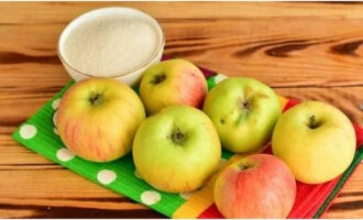 Как быстро приготовить прозрачное варенье из яблок дольками на зиму? Перебираем яблоки и оставляем только те плоды, которые не поддались гниению, взвешиваем нужное количество сахара.