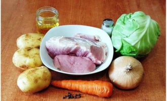 Чтобы приготовить щи по классическому рецепту, первым делом промываем мясо и ополаскиваем овощи.