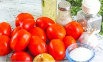 Как приготовить вкусную заготовку из помидоров на зиму в банках «Пальчики оближешь»? Взвешиваем промытые и обсушенные томаты.