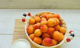 Как заготовить повидло из абрикосов на зиму по простому рецепту? Берем спелые фрукты и отмеряем сахарный песок.