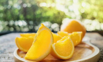 Как заготовить компот из крыжовника с апельсинами на зиму на 3 литровую банку? Сочный апельсин обдаем горячей водой и обсушиваем.