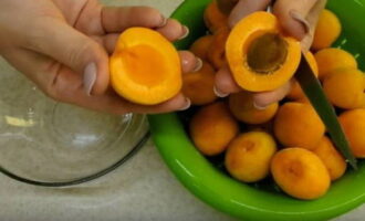 Как приготовить вкусную и простую заготовку из абрикосов на зиму? Плоды перебрать, удалив поврежденные, промыть под проточной водой, острым ножом разрезать на половинки и удалить косточки.