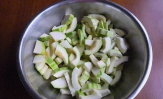 Как вкусно заготовить кабачки как грибы на зиму? Очищаем кабачки от кожуры и семян. Подготовленный овощ нарезаем небольшими кусочками.