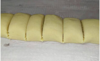 Замешенное тесто скатать в колбаску и разрезать на 8 одинаковых кусков.