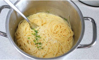 Залейте спагетти, приготовленным яично-сырным соусом, и сразу же активно перемешайте, чтобы сыр расплавился. Можете долить макаронный отвар.