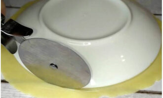 Каждый кусок теста раскатать в лепешку и с помощью тарелки вырезать ровные круги соответственно диаметру сковороды. Обрезки теста оставить для крошки.