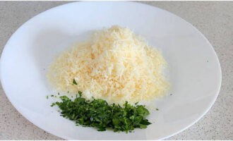 На мелкой терке измельчите твердый сыр. Петрушку промойте, обсушите и нарубите ножом.