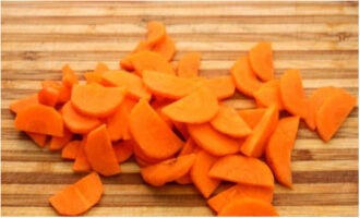Морковку режем тонкими полукружками.