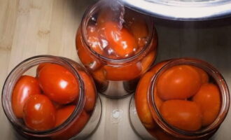 Рецепт мариновки солёных помидоров на зиму с чесноком внутри