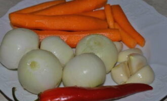 Морковь, лук и чеснок очищаем. Промываем овощи вместе с перцем чили.