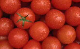 Отмеряем необходимое количество помидоров, промываем их под водой. Плодоножки убирать необязательно.