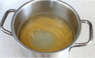 В кастрюле закипятите 1,5 литра чистой воды и отварите спагетти до состояния «аль-денте», ведь важно их не переварить.