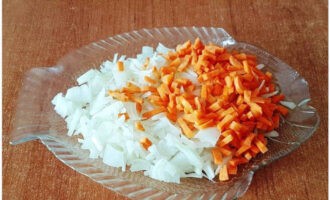 Очищаем лук и морковку, нарезаем соломкой.