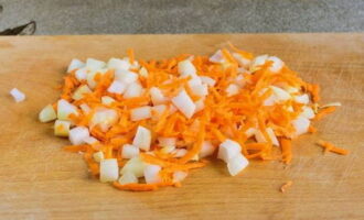 Очистив морковку и лук, измельчаем лук кубиками, морковь – с помощью терки.