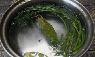 В это время приготовим маринад. Нагреваем воду с укропом, лавровыми листьями и горошинами перца.