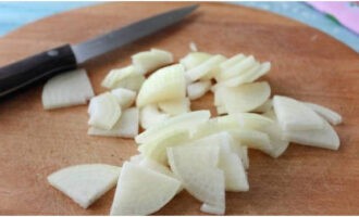 И пока лимонелла маринуется, удаляем шелуху слой за слоем с луковицы, режем четверть кольцами.