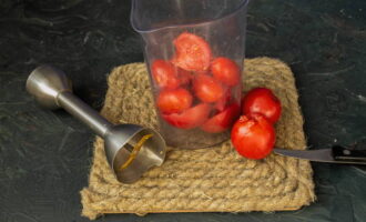 Промываем помидоры, разделываем их и выкладываем в чашу блендера.