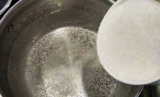 Наполнив кастрюлю водой, высыпаем сахарный песок. Кипятим, пока кристаллики не растворятся.