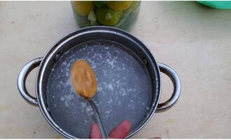 В кастрюлю налить чистую холодную воду и растворить в ней указанное в рецепте количество соли с сахаром и столовой горчицей или горчичного порошка.