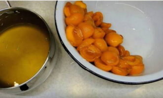 По истечении этого времени сироп полностью слить, довести до кипения, залить им абрикосы и оставить еще на 12 часов.
