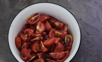 Вымытые мясистые томаты делим на сегменты, удалив плодоножку. Складываем в емкость.