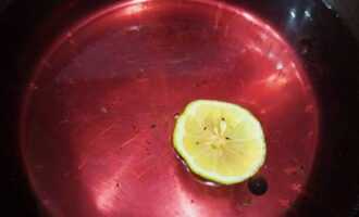 Спустя время выливаем окрашенную жидкость, добавляем лимонку или лимонную дольку. Варим сироп 10 минут после закипания.
