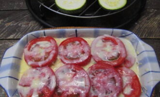 Дальше выкладываем тонкие круги помидора. Поливаем небольшим количеством соуса.