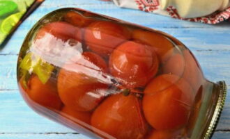 Маринованные помидоры с лимонной кислотой на 3-х литровую банку на зиму готовы. Убирайте на хранение!