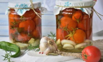 Сладкие консервированные помидоры на зиму готовы. Можно уносить на хранение в прохладное место.