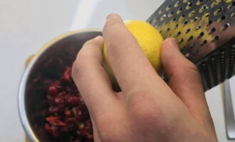 В глубокую миску выкладываем подготовленную вишню. Отправляем к ней лимонную цедру. Перемешиваем.