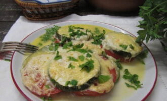 Запеканка из кабачков с сыром и помидорами в духовке готова. Делите на порции и подавайте к столу!
