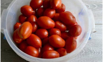 Для приготовления вяленых помидоров в сушилке для овощей на зиму, понадобятся крепкие томаты сорта “сливки”. Помидоры хорошо промываем.