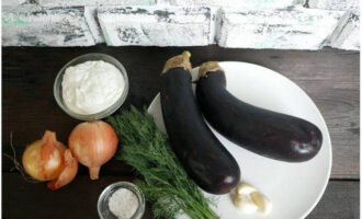 Жареные баклажаны «как грибы» на сковороде готовятся быстро и просто.. Приступаем: ополаскиваем и обсушиваем овощи с зеленью.