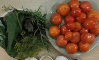 Соленые помидоры холодным способом на зиму готовятся следующим образом: тщательно промываем под водой томаты и всю необходимую зелень.