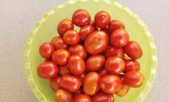 Чтобы заготовить помидоры с луком и растительным маслом на зиму «Пальчики оближешь», отмерим необходимое количество помидоров. Промываем их под водой и удаляем плодоножки.