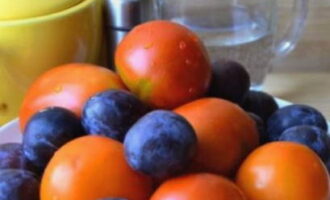 Подготовим необходимые ингредиенты для маринованных помидоров со сливами на зиму «Пальчики оближешь».