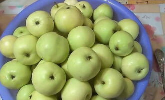 Как заготовить яблоки антоновка на зиму? Сперва нужно промыть плоды под водой.