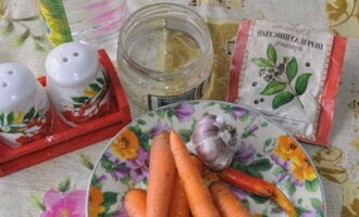 Для приготовления маринованной моркови на зиму в банках необходимо подготовить продукты. Выбираем мелкие молоденькие плоды, чтобы целиком помещались в баночках.