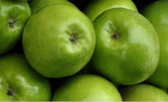 Заготовим яблоки на зиму – процесс нехитрый, приступаем: фрукты избавляем от плодоножек, замачиваем на 5 минут в прохладной воде, а после ополаскиваем и насухо вытираем полотенцем.