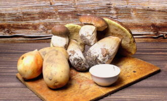 Для приготовления белых грибов подготавливаем ингредиенты.