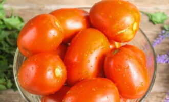 Томатная паста из помидоров на зиму легко готовится в домашних условиях. Хорошенько промываем 2 кг мясистых томатов и переходим непосредственно к процессу.