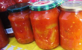 Лечо из болгарского перца и помидоров без уксуса на зиму готово. Уносите заготовки на хранение.