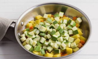 Переложите его к овощам и потушите еще 5 минут, аккуратно все, перемешивая, чтобы овощные кубики сохранили форму.