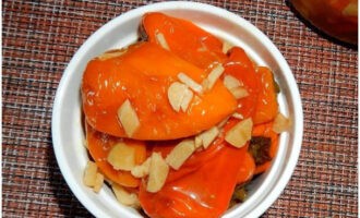 Жареный болгарский перец с чесноком на зиму готов. Убирайте на хранение.