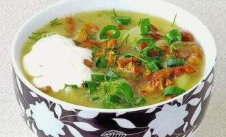 Грибной суп из свежих лисичек готов. Можно подавать к столу, дополнив ароматной зеленью и сметаной.