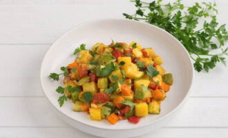 Приготовленное овощное рагу с картошкой без мяса разложите по порционным тарелкам и сервируйте к столу в горячем виде. Приятного аппетита!