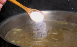 Насыпаем соль. Кипятим 5-7 минут. Проверяем готовность картошки и отключаем нагрев.